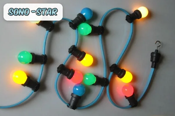 Guirlande électrique d'ampoules colorées sur un câble bleu